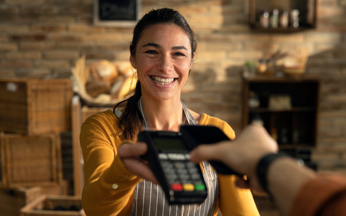 comerciante realizando una venta en su comercio
