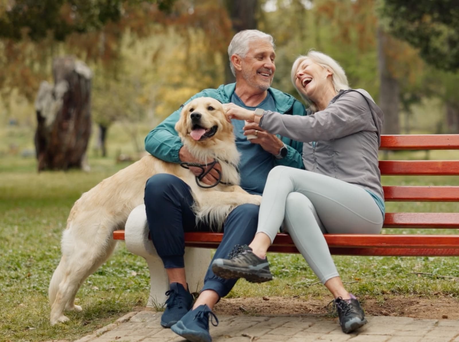 pareja de jubilados en un parque